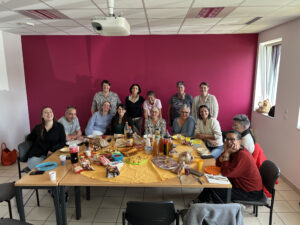 photo du groupe CCS handicap pour leur dernier déjeuner avec les formatrices dans un salle de formation Expersona